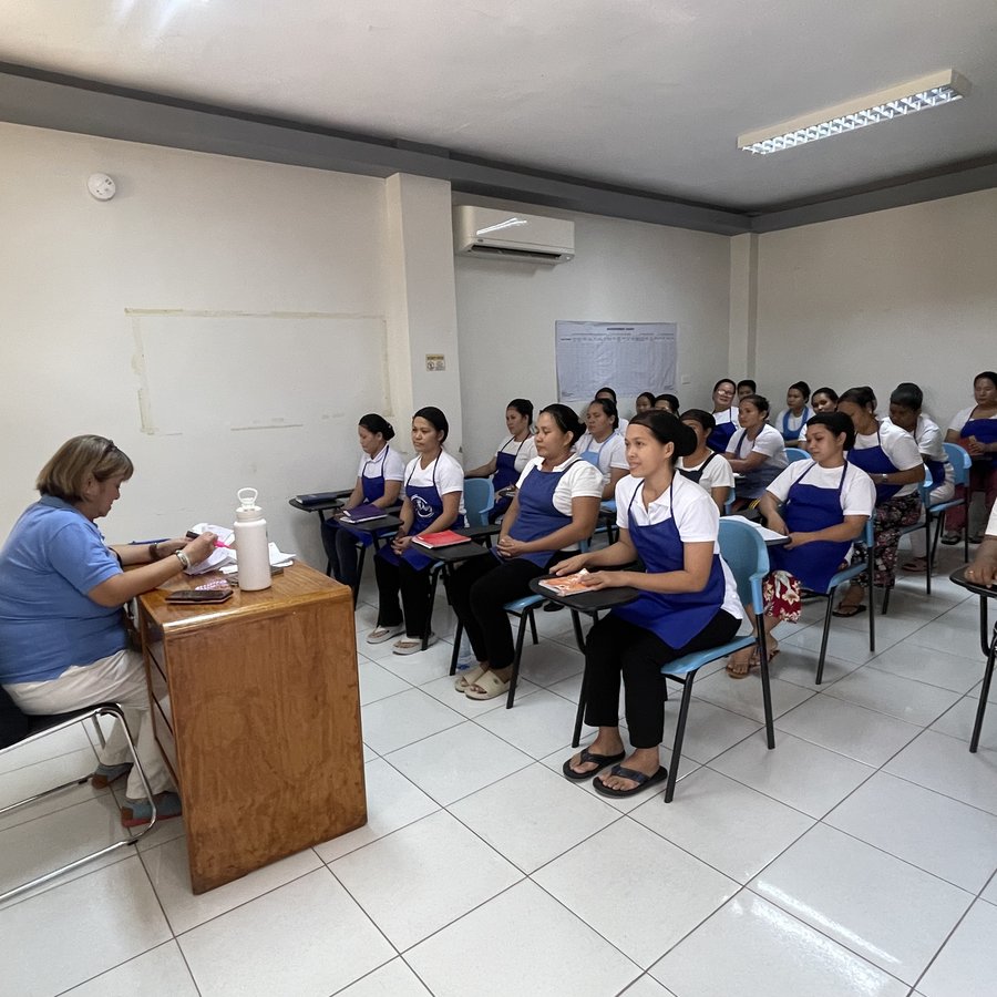 Classroom briefing during helper training